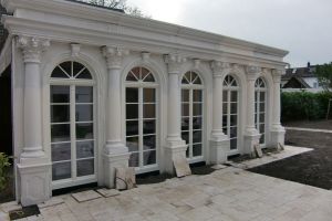 große Denkmalschutzfenster mit Kreisbogen