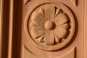 Schnitzerei in der Eichentür