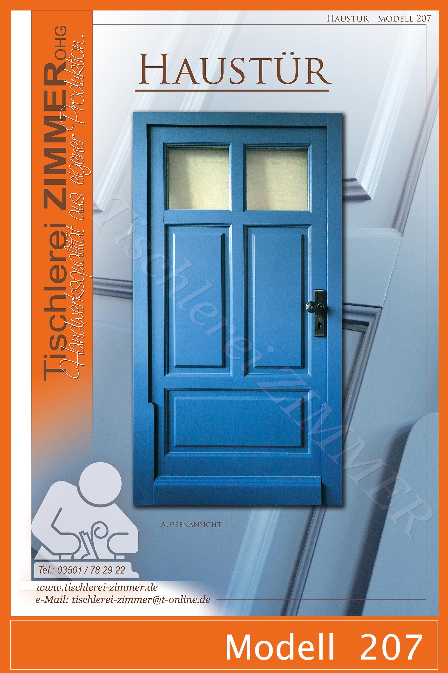 blaue Haustür mit individuellem Türrahmen